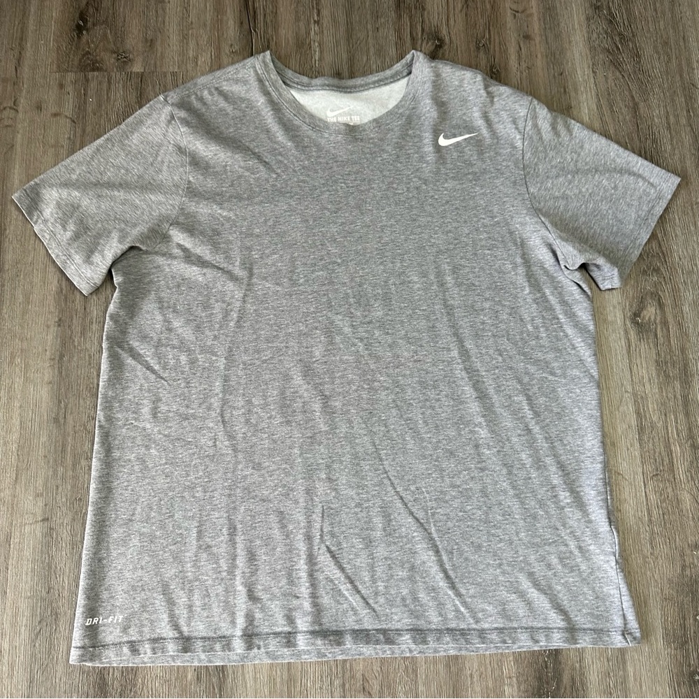 Nike dri fit gray white short sleeve t shirt